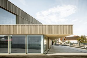 Extérieur d'un gymnase scolaire