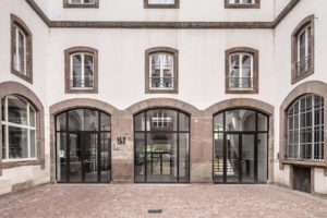 ancien bâtiment avec fenêtres et portes vitrées