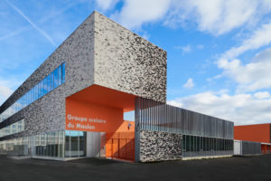 Bâtiment scolaire orange, noir et gris