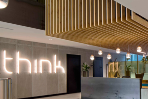 entrée de bâtiment avec luminaire au mur